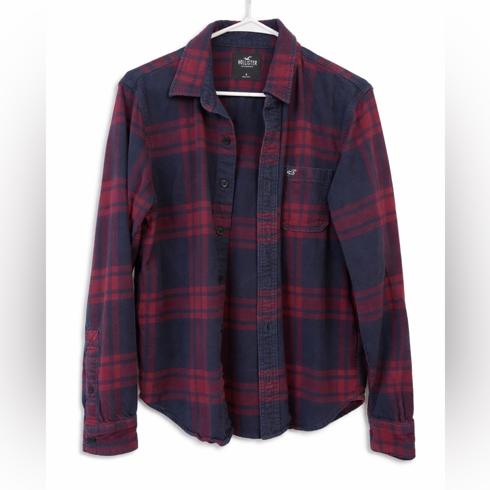 Hollister Men's Navy and Red Plaid Button-Down Shirt